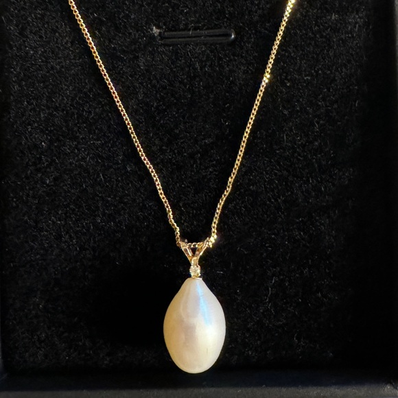 Beautiful freshwater baroque pearl pendant with diamond accent - Picture 1 of 4